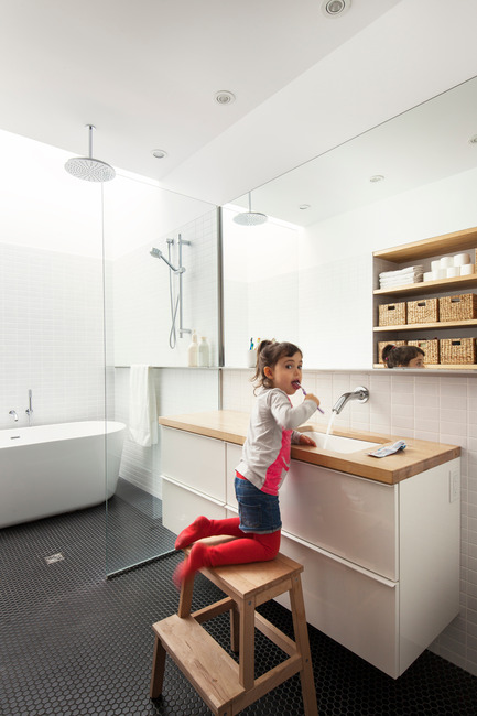 Dossier de presse | 1113-03 - Communiqué de presse | Maison de Gaspé - la SHED architecture - Architecture résidentielle -  Salle de bain avec Mirri - Crédit photo : Maxime Brouillet