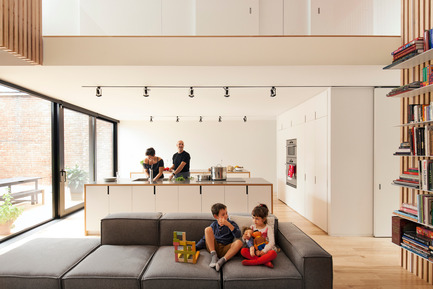 Dossier de presse | 1113-03 - Communiqué de presse | Maison de Gaspé - la SHED architecture - Architecture résidentielle - Salon / Cuisine - Crédit photo : Maxime Brouillet