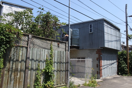 Dossier de presse | 1113-03 - Communiqué de presse | Maison de Gaspé - la SHED architecture - Architecture résidentielle - Vue de la ruelle, avant les travaux - Crédit photo : Maxime Brouillet
