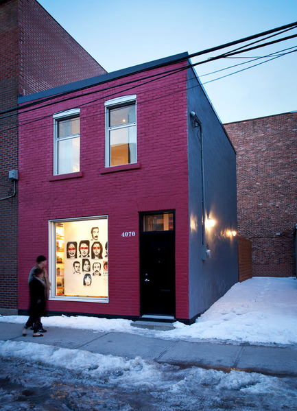 Dossier de presse | 1608-01 - Communiqué de presse | Le Projet 'Tire Shop' - Mark+Vivi - Architecture résidentielle -  La Facade - galerie-vitrine  - Crédit photo :   Adrien Williams  