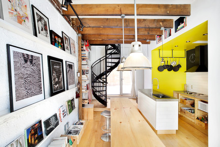 Dossier de presse | 1608-01 - Communiqué de presse | Le Projet 'Tire Shop' - Mark+Vivi - Architecture résidentielle - Studio - mur d'image - Crédit photo :  Adrien Williams  