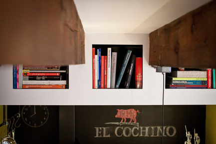 Dossier de presse | 1608-01 - Communiqué de presse | Le Projet 'Tire Shop' - Mark+Vivi - Architecture résidentielle -  Alcove à livres - Crédit photo :  Adrien Williams 