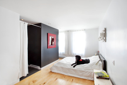Dossier de presse | 1608-01 - Communiqué de presse | Le Projet 'Tire Shop' - Mark+Vivi - Architecture résidentielle - Chambre des maîtres - Crédit photo :  Adrien Williams  