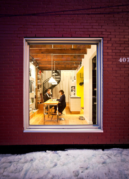 Dossier de presse | 1608-01 - Communiqué de presse | Le Projet 'Tire Shop' - Mark+Vivi - Architecture résidentielle - Vue de la vitrine - Crédit photo :  Adrien Williams  