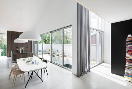 Dossier de presse | 1560-01 - Communiqué de presse | Holy Cross House - TBA / Thomas Balaban Architecte - Architecture résidentielle - Dining room - Crédit photo : Adrien Williams