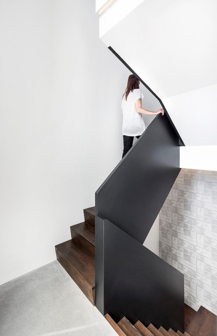 Dossier de presse | 1560-01 - Communiqué de presse | Holy Cross House - TBA / Thomas Balaban Architecte - Architecture résidentielle - Main staircase - Crédit photo : Adrien Williams