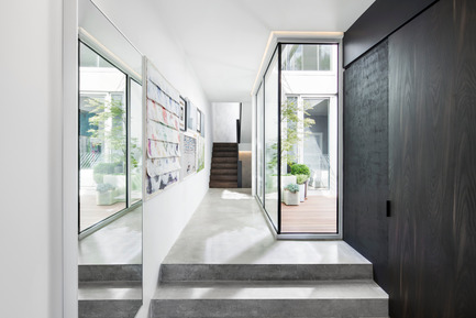 Dossier de presse | 1560-01 - Communiqué de presse | Holy Cross House - TBA / Thomas Balaban Architecte - Architecture résidentielle - Entry - Crédit photo : Adrien Williams