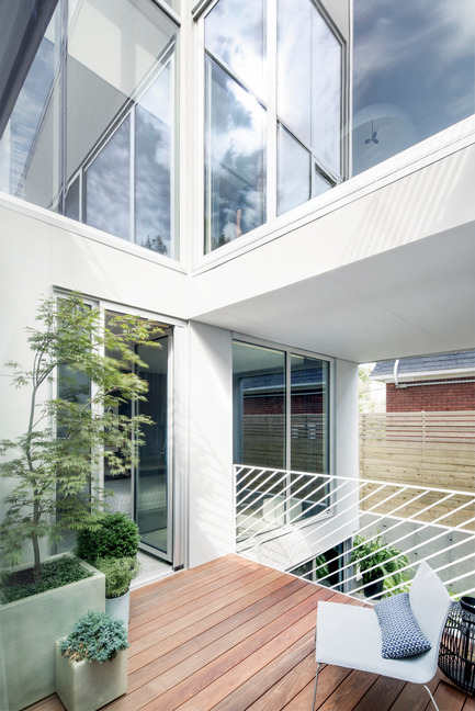 Dossier de presse | 1560-01 - Communiqué de presse | Holy Cross House - TBA / Thomas Balaban Architecte - Architecture résidentielle - Master bedroom terrace - Crédit photo : Adrien Williams