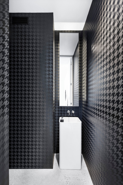 Dossier de presse | 1560-01 - Communiqué de presse | Holy Cross House - TBA / Thomas Balaban Architecte - Architecture résidentielle - Powder room - Crédit photo : Adrien Williams