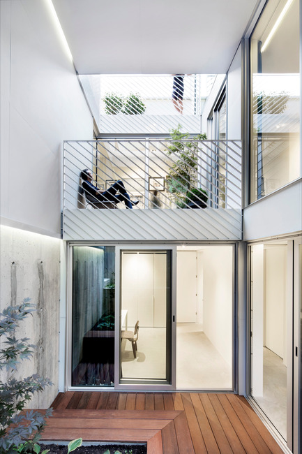 Dossier de presse | 1560-01 - Communiqué de presse | Holy Cross House - TBA / Thomas Balaban Architecte - Architecture résidentielle - Courtyard - Crédit photo : Adrien Williams