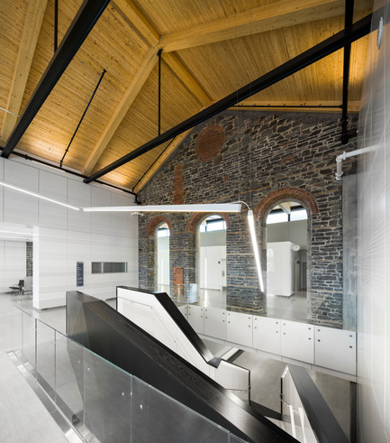 Press kit | 1152-02 - Press release | Understanding the creative use of light to define spaces - LumiGroup - Lighting Design - View from the waiting room on the staircase and the public lobby - Photo credit: Stéphane Groleau