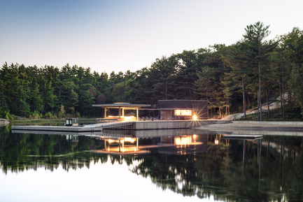 Press kit | 1600-01 - Press release | A Modern Boathouse in a Canadian Landscape - Weiss Architecture & Urbanism Limited - Residential Architecture - From&nbsp;across the Bay - Photo credit: Arnaud Marthouret