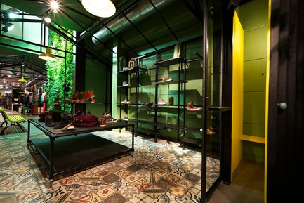 Dossier de presse | 1124-04 - Communiqué de presse | The World Interiors News Awards 2015 are open for entry - World Interiors News - Design d’intérieur commercial - Concept Lochristi Store, Lochristi, Belgium by King George Creative Agency. Winner WIN Awards 2014 Retail Interiors Greater Than 200 Square Metres Category - Crédit photo : King George Creative Agency&nbsp;