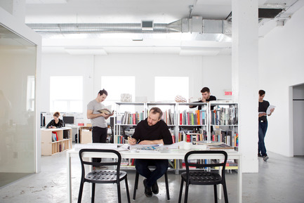 Dossier de presse | 1142-03 - Communiqué de presse | Juliette aux combles - L. McComber - Architecture résidentielle - L. McComber ltée, au studio 6630, rue Hutchison, suite 100, Montréal.&nbsp;On y voit de droite à gauche:&nbsp;David Grenier, Philip Staszewski, Laurent McComber, Olivier Lord et Pascale Barrette-Brisson.<br> - Crédit photo : Cindy Boyce
