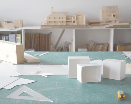 Press kit | 837-12 - Press release | THE WHITE ROOMS  by architect Pierre Thibault at Les Jardins de Métis / Reford Gardens - International Garden Festival - Event + Exhibition - Preparatory work for the exhibition in the Quebec workshop. - Photo credit: Atelier Pierre Thibault