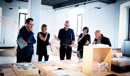 Press kit | 1654-01 - Press release | nanotourism - nanotourism international research team - Event + Exhibition -  The nanotourism team mentors discuss the group’s projects with the jury<br><br>from left to right: Konstantin Grcic, Tina Gregorič, Aljoša Dekleva, Alice Rawsthorn and Saša j. Mächtig.<br>  - Photo credit:  Ana Kovač 
