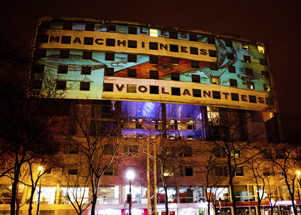 Dossier de presse | 562-53 - Communiqué de presse | Concours Luminothérapie: appel de projets pour la création d’œuvres visant la mise en valeur et l’animation des espaces publics du Quartier des spectacles de Montréal - Bureau du design - Ville de Montréal - Concours - Fascinoscope - Place de la Paix par Lüz Studio - Crédit photo :  Cindy Boyce 