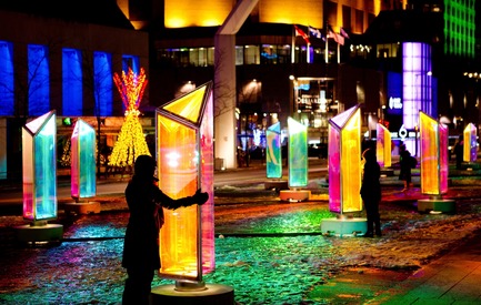 Dossier de presse | 562-53 - Communiqué de presse | Concours Luminothérapie: appel de projets pour la création d’œuvres visant la mise en valeur et l’animation des espaces publics du Quartier des spectacles de Montréal - Bureau du design - Ville de Montréal - Concours -  Prismatica par Raw Design  - Crédit photo :  Cindy Boyce 