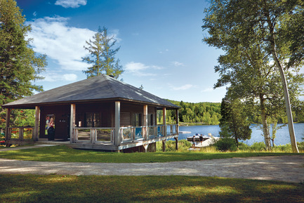 Dossier de presse | 1095-02 - Communiqué de presse | Spahaus et Trihaus : l’architecture contemporaine se démocratise en nature - Fraternité-sur-Lac & YH2 - Immobilier -   LE CLUB DE LA POINTE - CLUB PRIVÉ SUR LE LAC SUPÉRIEUR<br>    - Crédit photo :    Harold Fortin  