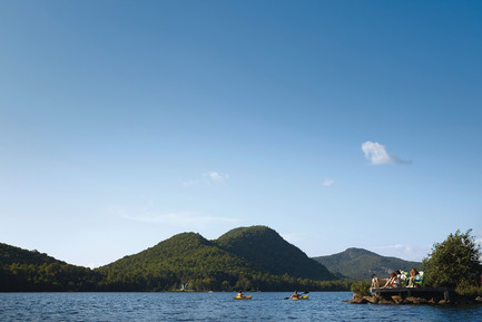 Dossier de presse | 1095-02 - Communiqué de presse | Spahaus et Trihaus : l’architecture contemporaine se démocratise en nature - Fraternité-sur-Lac & YH2 - Immobilier -  LE CLUB DE LA POINTE - CLUB PRIVÉ SUR LE LAC SUPÉRIEUR<br>    - Crédit photo : Harold Fortin 