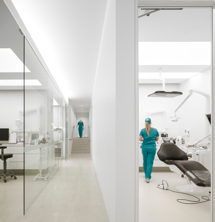 Dossier de presse | 967-02 - Communiqué de presse | Care Implant Dentistry - Pedra Silva Arquitectos - Architecture commerciale - Crédit photo :  Fernando Guerra &nbsp;http://ultimasreportagens.com/  