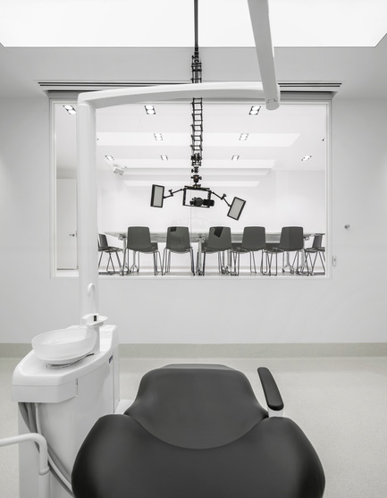 Dossier de presse | 967-02 - Communiqué de presse | Care Implant Dentistry - Pedra Silva Arquitectos - Architecture commerciale - Crédit photo :  Fernando Guerra &nbsp;http://ultimasreportagens.com/  
