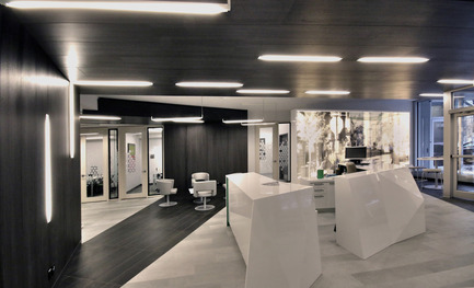 Dossier de presse | 1170-01 - Communiqué de presse | Centre de services du Mile-End de la Caisse Desjardins des Versants du mont Royal - Cardin Julien - Architecture commerciale - Comptoir d'accueil - Crédit photo : Vincent Audy