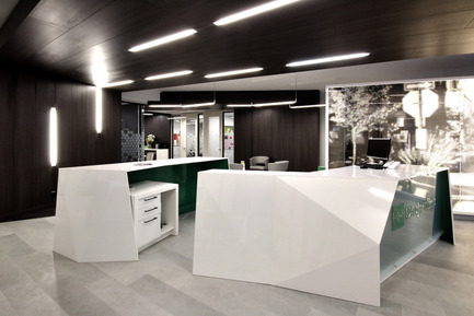 Dossier de presse | 1170-01 - Communiqué de presse | Centre de services du Mile-End de la Caisse Desjardins des Versants du mont Royal - Cardin Julien - Architecture commerciale - Comptoir d'accueil - Crédit photo : Vincent Audy