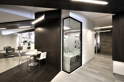 Dossier de presse | 1170-01 - Communiqué de presse | Centre de services du Mile-End de la Caisse Desjardins des Versants du mont Royal - Cardin Julien - Architecture commerciale - Espaces informels de rencontre - Crédit photo : Vincent Audy