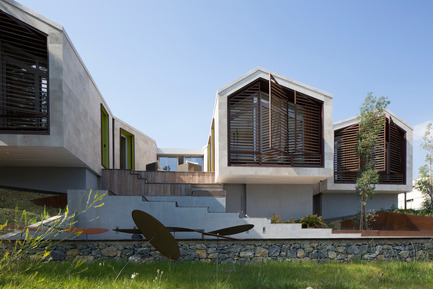 Dossier de presse | 921-03 - Communiqué de presse | Réalisation d’une maison individuelle - Elodie Nourrigat et Jacques Brion architectes - Immobilier - Crédit photo : Paul KOZLOWSKI 