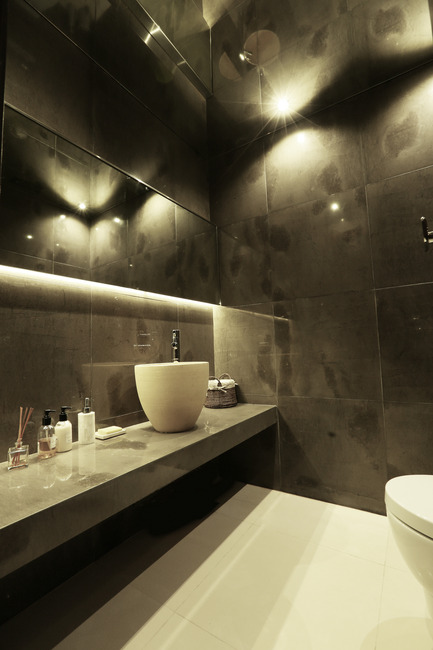 Dossier de presse | 1540-01 - Communiqué de presse | Appartement en rez-de-jardin à Rabieh - ROHD - Design d’intérieur commercial - Salle de bain des&nbsp;invités - Crédit photo : RUDY BOU CHEBEL
