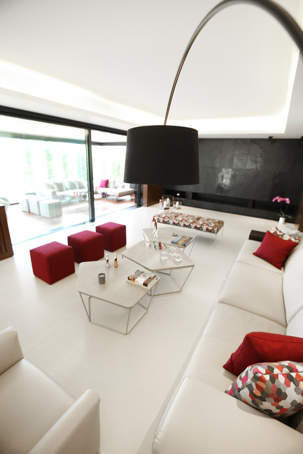 Dossier de presse | 1540-01 - Communiqué de presse | Appartement en rez-de-jardin à Rabieh - ROHD - Design d’intérieur commercial - Vue du salon - Crédit photo : RUDY BOU CHEBEL