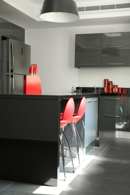 Dossier de presse | 1540-01 - Communiqué de presse | Appartement en rez-de-jardin à Rabieh - ROHD - Design d’intérieur commercial - Vue de la cuisine&nbsp; - Crédit photo : RUDY BOU CHEBEL