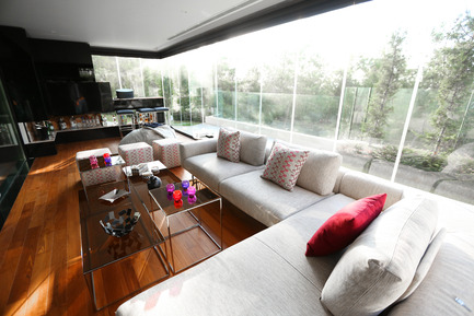 Dossier de presse | 1540-01 - Communiqué de presse | Appartement en rez-de-jardin à Rabieh - ROHD - Design d’intérieur commercial - Vue de la terrasse&nbsp; - Crédit photo : RUDY BOU CHEBEL