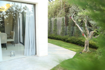 Dossier de presse | 1540-01 - Communiqué de presse | Appartement en rez-de-jardin à Rabieh - ROHD - Design d’intérieur commercial - Vue du Jardin&nbsp; - Crédit photo : RUDY BOU CHEBEL
