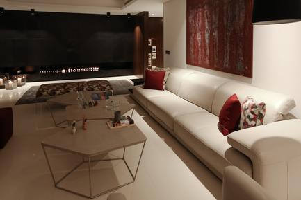 Dossier de presse | 1540-01 - Communiqué de presse | Appartement en rez-de-jardin à Rabieh - ROHD - Design d’intérieur commercial -  Vue du salon (nuit) - Crédit photo : RUDY BOU CHEBEL