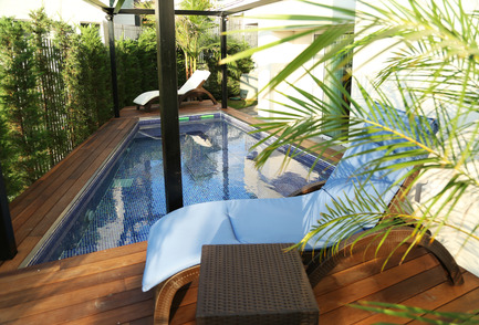 Dossier de presse | 1540-01 - Communiqué de presse | Appartement en rez-de-jardin à Rabieh - ROHD - Design d’intérieur commercial - Vue du Jacuzzi&nbsp; - Crédit photo : RUDY BOU CHEBEL