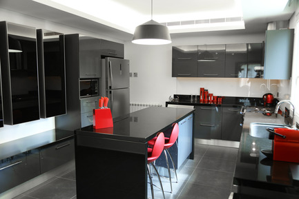 Dossier de presse | 1540-01 - Communiqué de presse | Appartement en rez-de-jardin à Rabieh - ROHD - Design d’intérieur commercial - Vue de la cuisine - Crédit photo : RUDY BOU CHEBEL