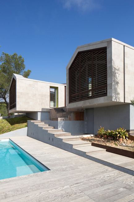 Dossier de presse | 921-03 - Communiqué de presse | Réalisation d’une maison individuelle - Elodie Nourrigat et Jacques Brion architectes - Immobilier - Crédit photo : Paul KOZLOWSKI 