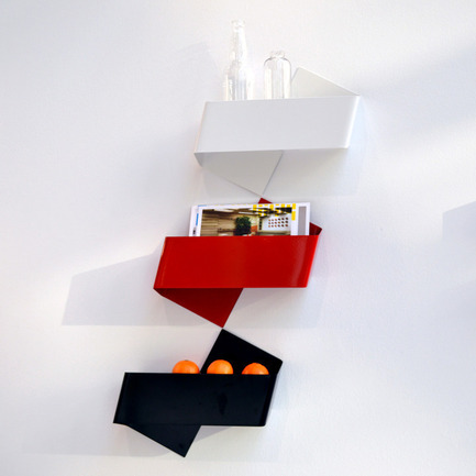 Dossier de presse | 728-10 - Communiqué de presse | Plus Haut. Plus Fort. - Haut+Fort, le marché design - Évènement + Exposition - Tat Chao - étagères zigzag - Crédit photo : Tat Chao