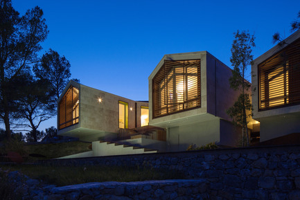 Dossier de presse | 921-03 - Communiqué de presse | Réalisation d’une maison individuelle - Elodie Nourrigat et Jacques Brion architectes - Immobilier - Crédit photo : Paul KOZLOWSKI 