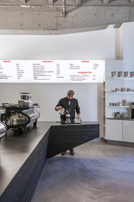 Dossier de presse | 1771-01 - Communiqué de presse | Coffee Bar Revitalizes Area - jones | haydu - Architecture commerciale - View of pour over station, menu board - Crédit photo : Art Gray