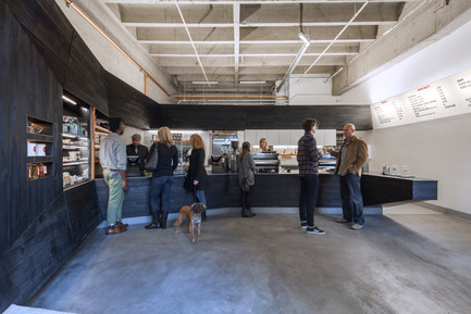 Dossier de presse | 1771-01 - Communiqué de presse | Coffee Bar Revitalizes Area - jones | haydu - Architecture commerciale - Crédit photo : Art Gray