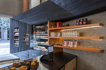 Dossier de presse | 1771-01 - Communiqué de presse | Coffee Bar Revitalizes Area - jones | haydu - Architecture commerciale - Detail of display - Crédit photo : Art Gray