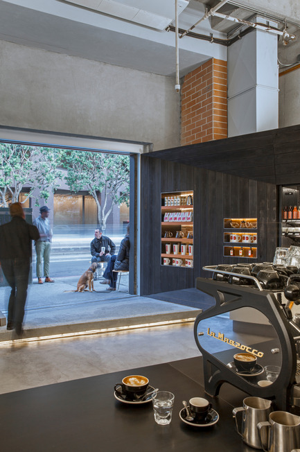 Dossier de presse | 1771-01 - Communiqué de presse | Coffee Bar Revitalizes Area - jones | haydu - Architecture commerciale - View through entrance to Kearny Street - Crédit photo : Art Gray