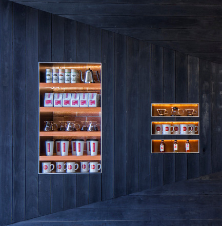 Dossier de presse | 1771-01 - Communiqué de presse | Coffee Bar Revitalizes Area - jones | haydu - Architecture commerciale - Detail at display shelving - Crédit photo : Art Gray