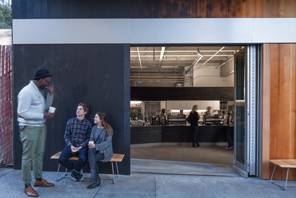Dossier de presse | 1771-01 - Communiqué de presse | Coffee Bar Revitalizes Area - jones | haydu - Architecture commerciale - Entrance - Crédit photo : Art Gray