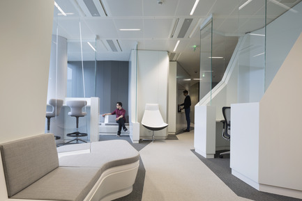 Dossier de presse | 896-08 - Communiqué de presse | Arte Charpentier Architectes conçoit et réalise le nouveau siège de Thales dans la Tour Carpe Diem, à la Défense - Arte Charpentier Architectes - Design d’intérieur commercial - Siège Social de Thales - Circulations - Paris La Défense, France - Crédit photo :  Hervé Abbadie