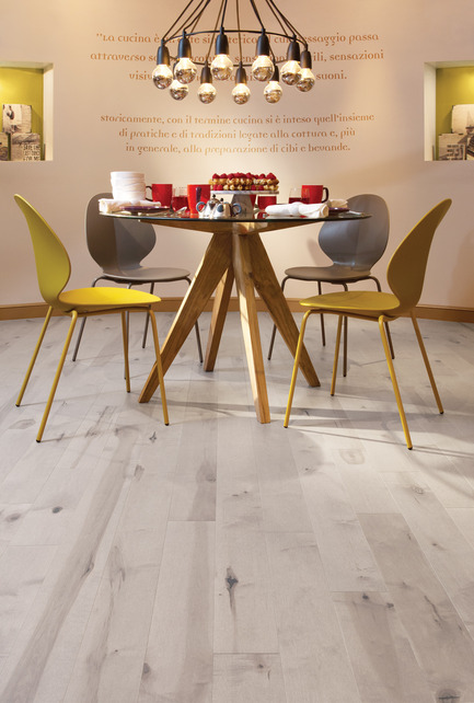Dossier de presse | 1639-01 - Communiqué de presse | La nouvelle collection Flair de Mirage - Planchers de bois franc Mirage - Design d’intérieur résidentiel - Érable Snow Drift - Caractère prononcé<br> - Crédit photo : Mirage Hardwood Floors<br>