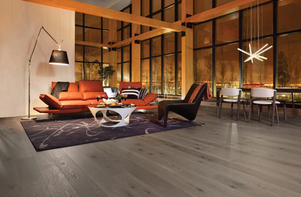 Dossier de presse | 1639-01 - Communiqué de presse | La nouvelle collection Flair de Mirage - Planchers de bois franc Mirage - Design d’intérieur résidentiel - Chêne blanc Dark Leaf - Caractère léger<br> - Crédit photo : Planchers Mirage<br>